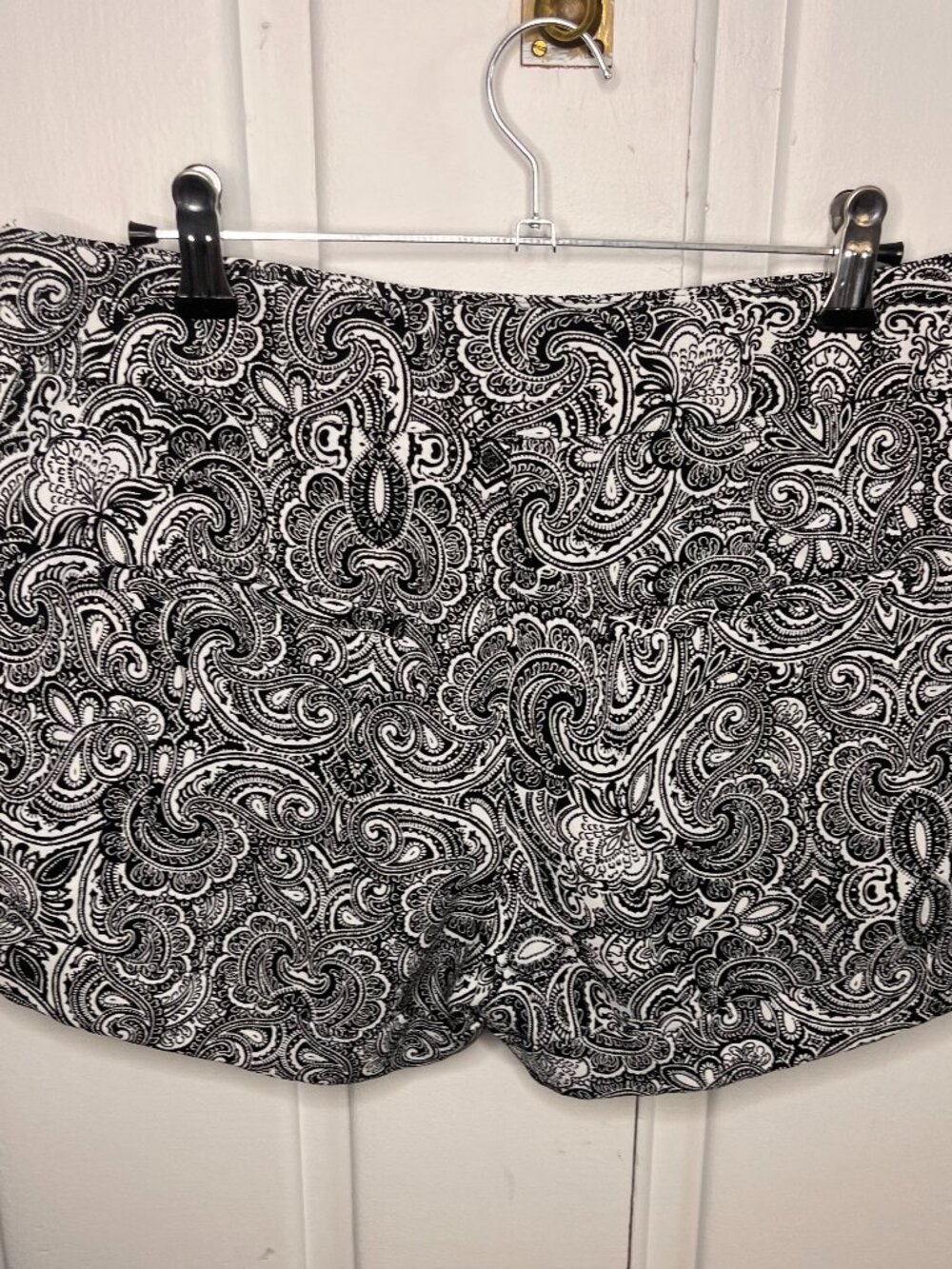 Express Black/White Paisley Print Shorts Size 4